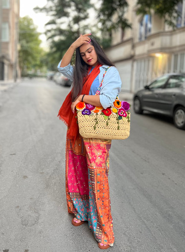 کیف رافیا زنانه دوشی طرح باغ گل کرم دسته آیینه ای