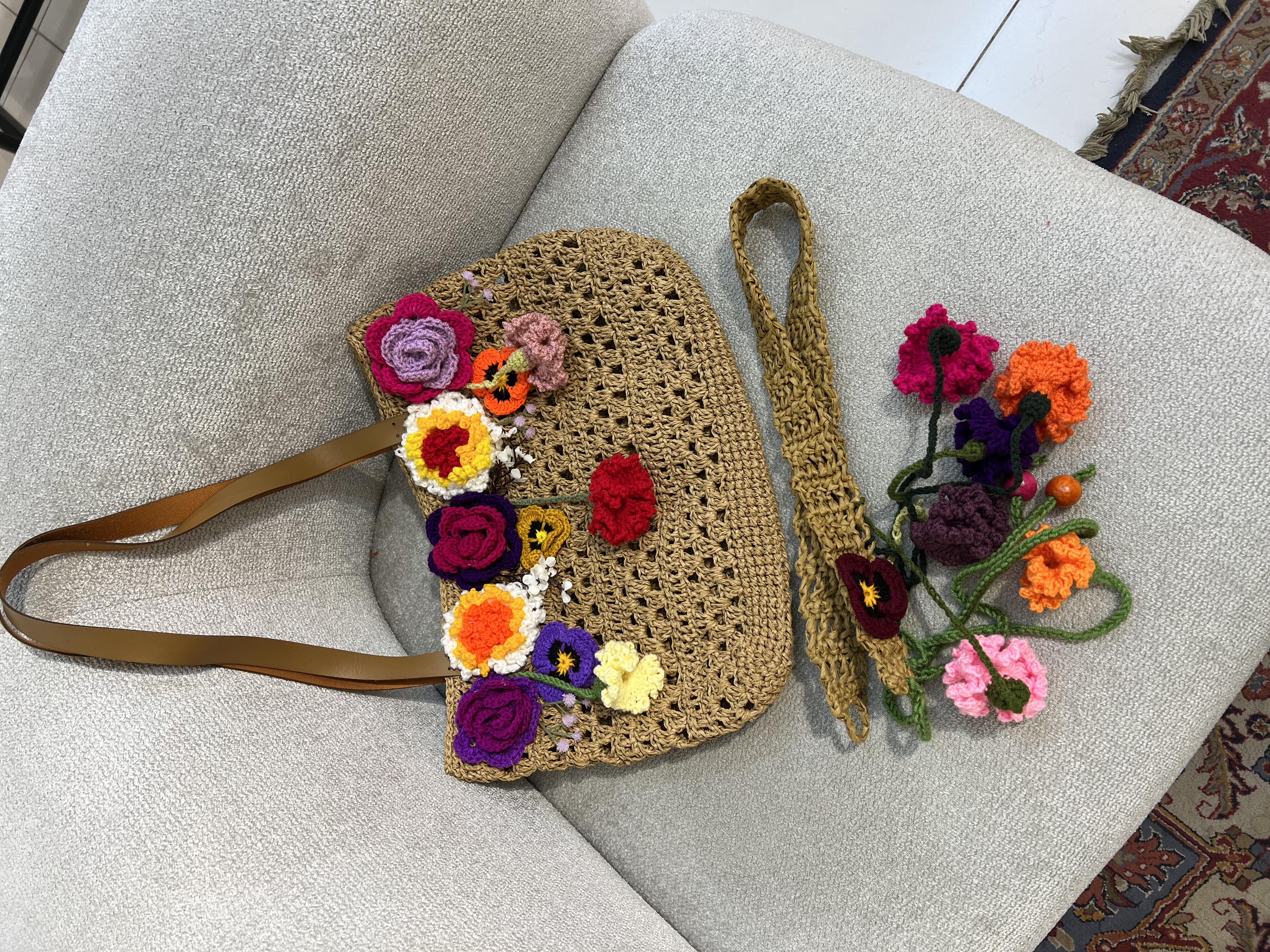 کیف رافیا زنانه دستبافت طرح باغ گل مدل تابستانی نسکافه ای